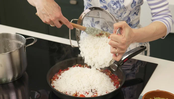 Incorporar el resto de los ingredientes: pechuga de pavo (o jamón york), guisantes y la tortilla troceada. (144.319)
