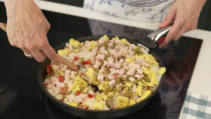 Cocinar durante 2 minutos a fuego fuerte para integrar los sabores. (173.08)