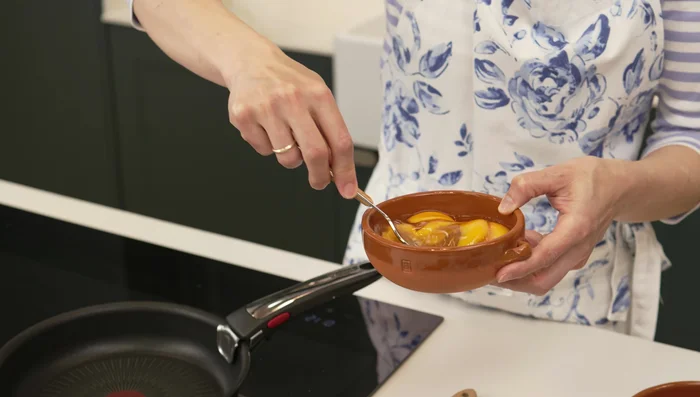 Mientras tanto, preparar una tortilla francesa con los huevos batidos con sal. (39.44)