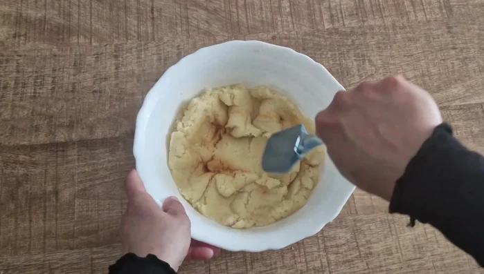 Añade los huevos uno por uno, mezclando bien después de cada adición. Primero con una espátula, luego con la batidora eléctrica para obtener una textura suave (si no tienes batidora, mezcla a mano durante 5-10 minutos).