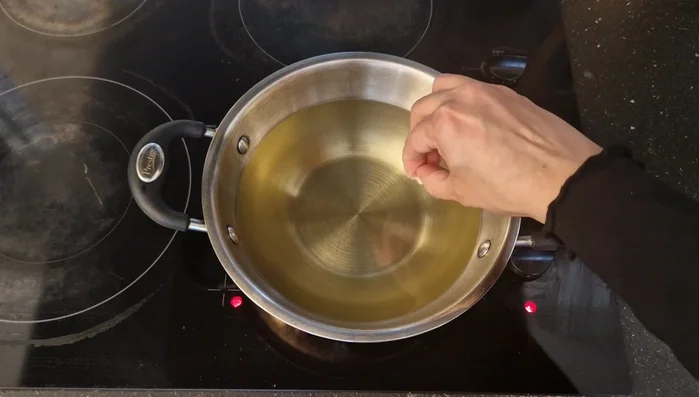 Calienta aceite en una sartén. Para comprobar la temperatura, añade un poco de masa; si sube rápidamente, el aceite está listo.