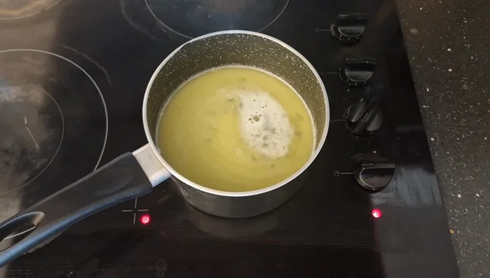 Añade la harina (puedes tamizarla o agregarla directamente). Apaga el fuego y añade suavemente la harina. Mezcla bien con una espátula hasta obtener una masa suave y sin grumos, que se despegue de los lados de la sartén.