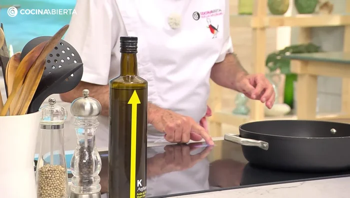 Calentar el aceite en una cazuela. Sellar la carne de picaña por ambos lados, salpimentándola previamente. Reservar. (Cortar la carne en filetes pequeños si es necesario)