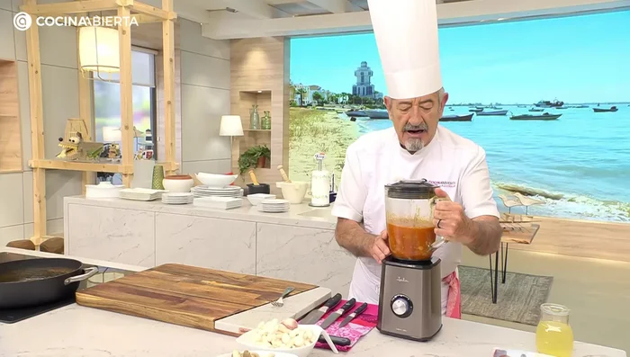 Triturar la mezcla de cebolla, tomate y especias hasta obtener una salsa fina.