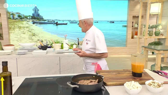 Agregar la carne de picaña sellada a la salsa. Dejar que se caliente sin que hierva durante unos minutos.