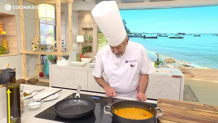 En otra sartén, saltear las setas shimeji con un diente de ajo picado hasta que estén doradas. Agregar una pizca de sal.