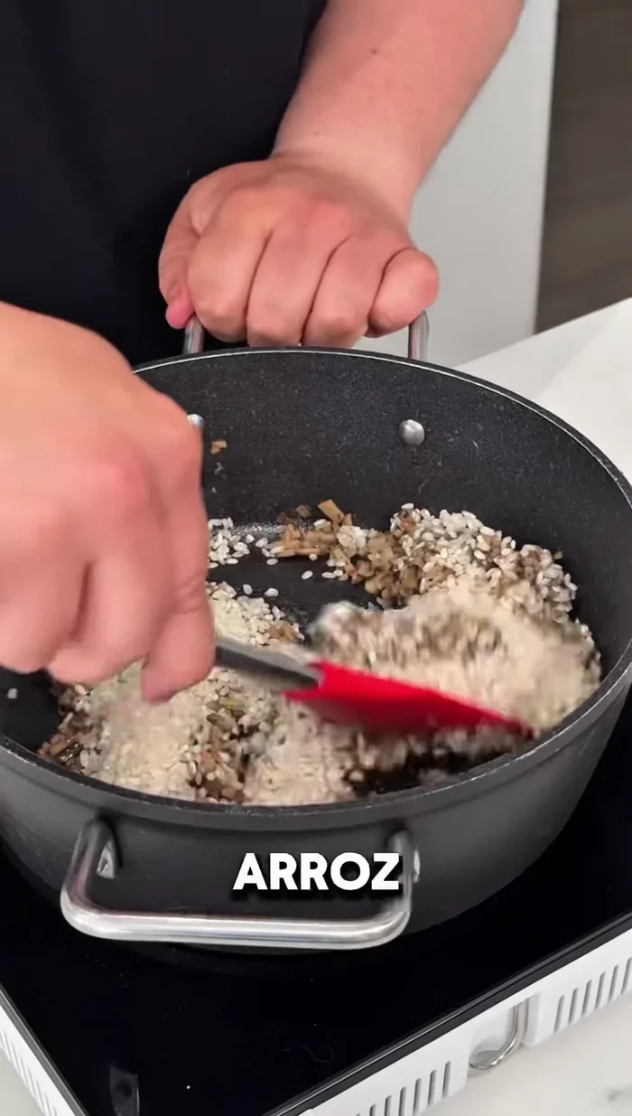 Agregar el arroz (Arborio, Carnaroli o Bomba) y un vasito de vino blanco. Dejar evaporar.