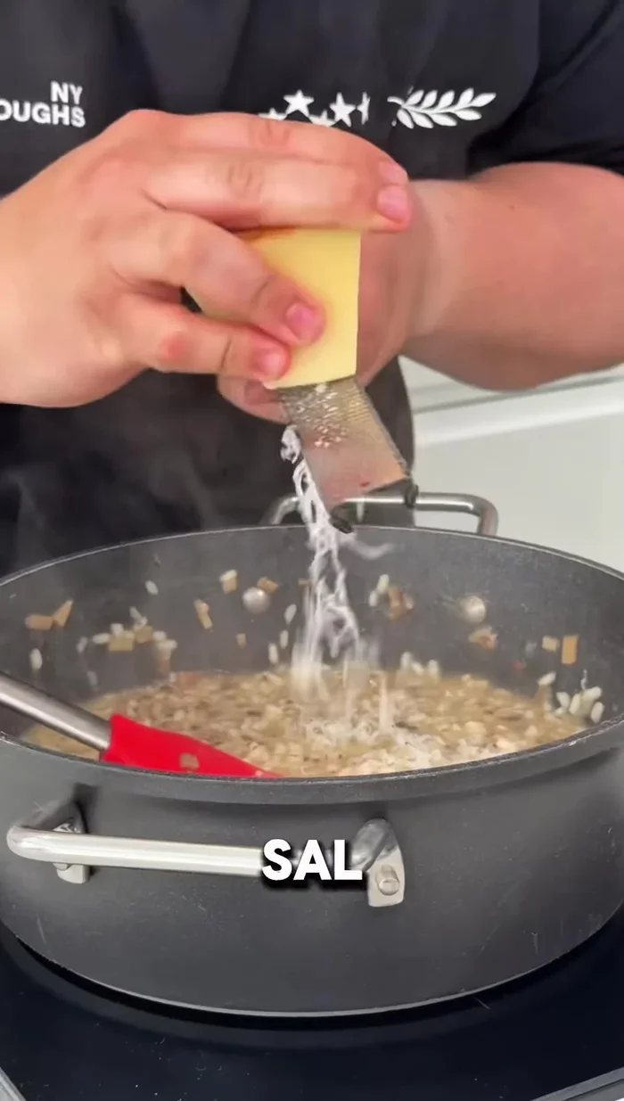 Probar de sal y añadir queso manchego rallado.