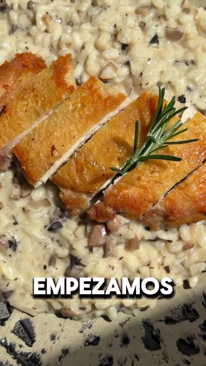 Pochar una cebolleta, un diente de ajo y seis champiñones portobello. Salpimentar.