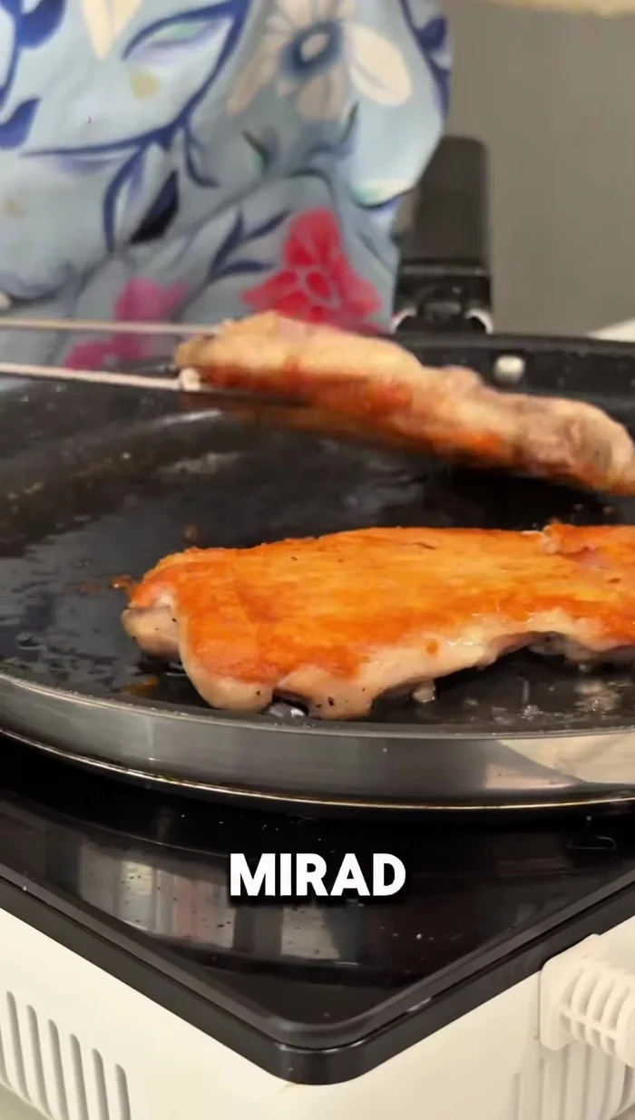 Dar la vuelta al pollo para que se dore y quede crujiente.