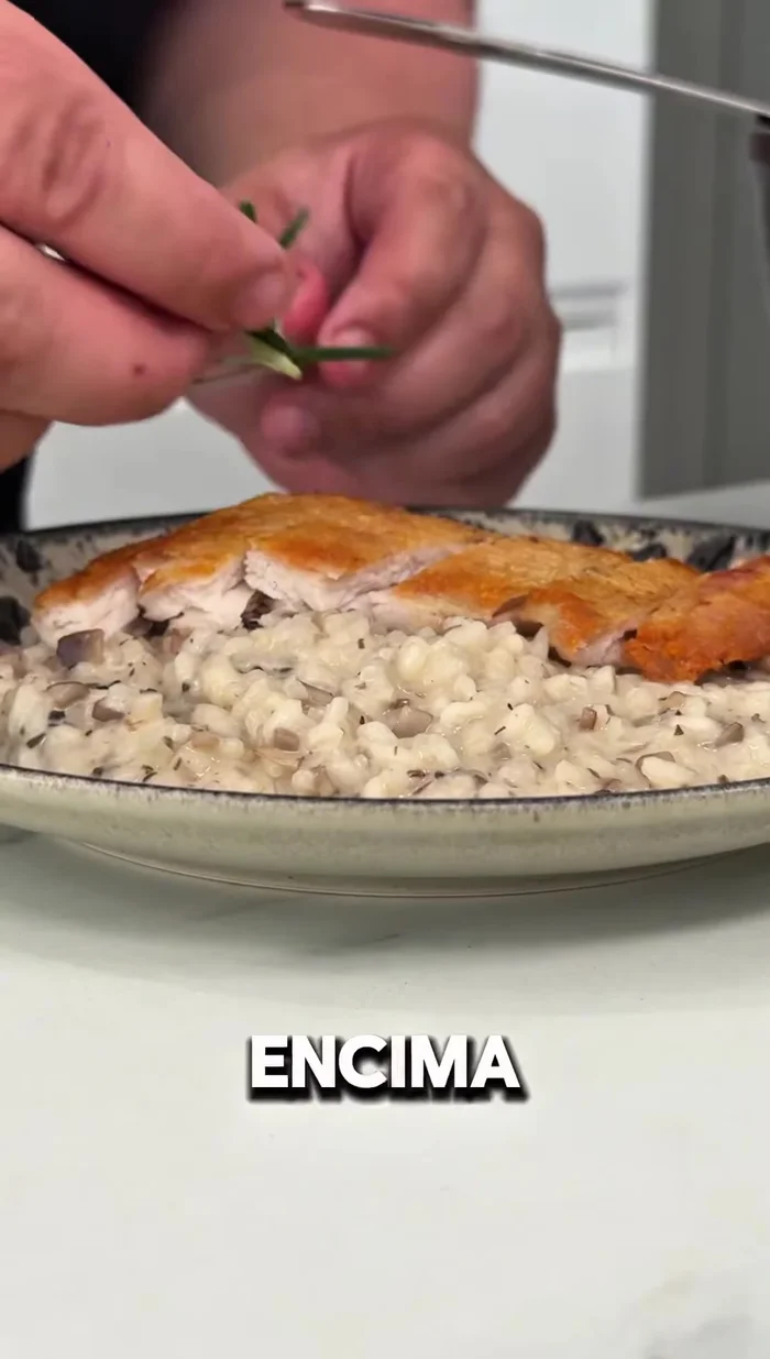 Emplatar: poner un par de cucharadas de arroz, el pollo encima, decorar con romero.