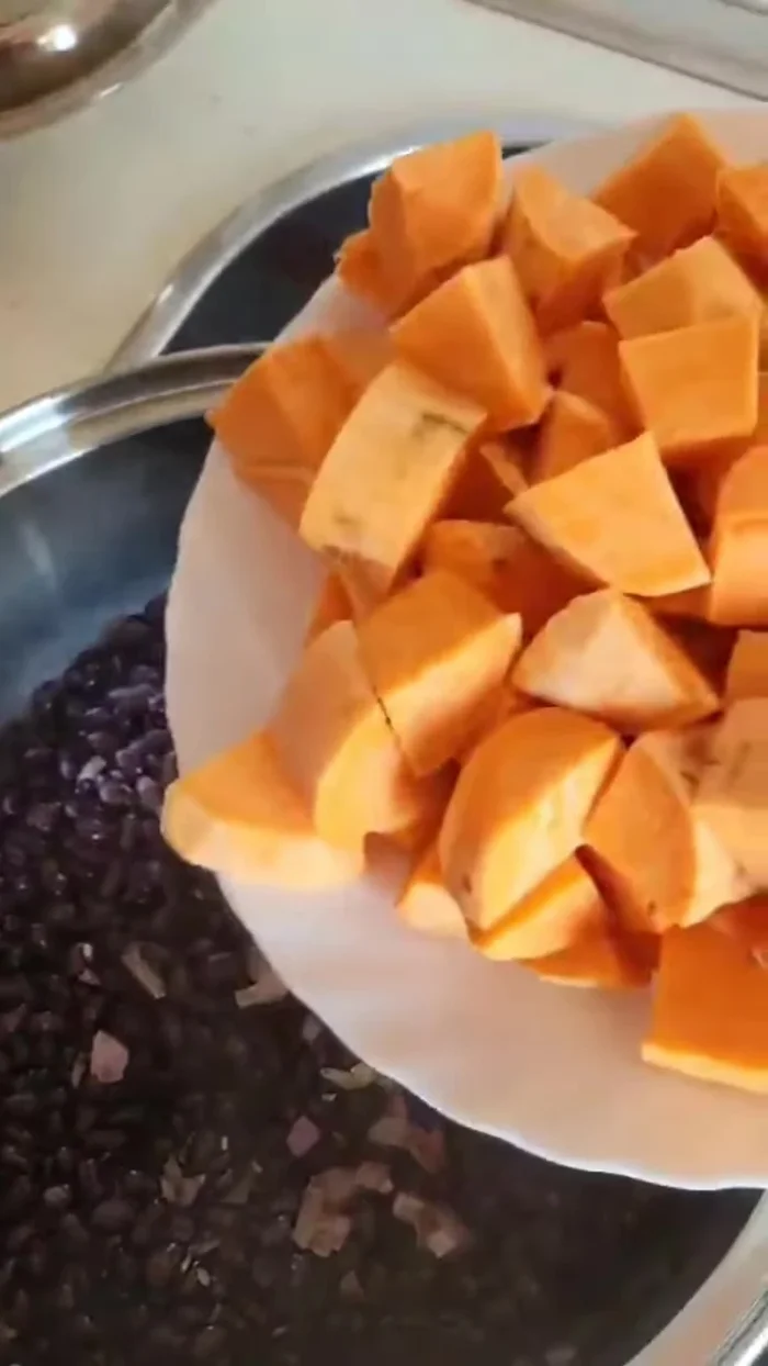 Añadir los cubitos de batata y mezclar todo.