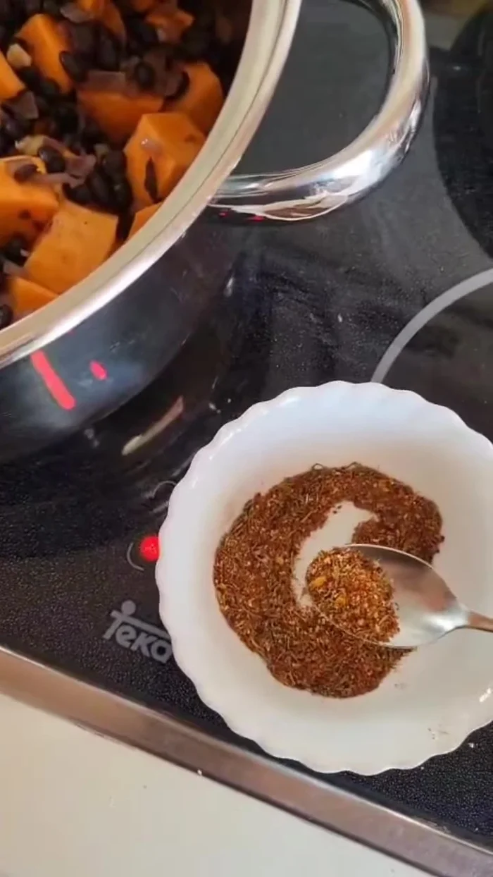 Preparar una mezcla de especias con sal, pimentón dulce, cayena, comino, cebolla en polvo y tomillo.