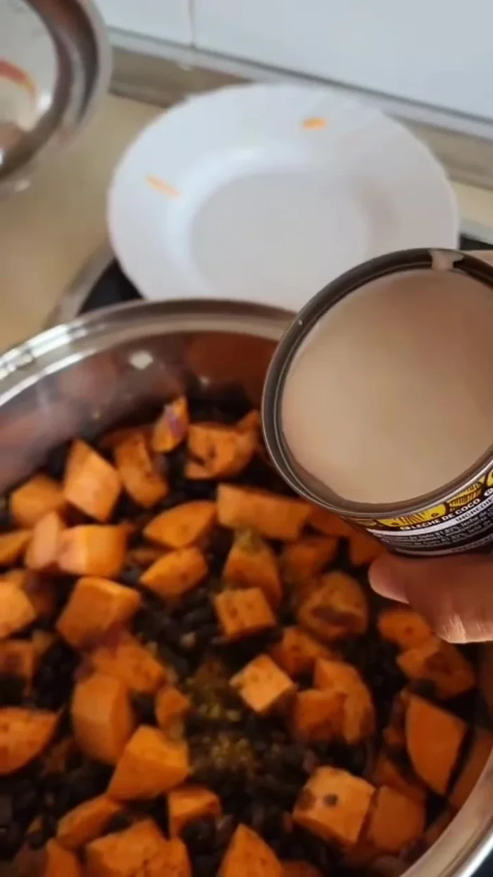 Añadir leche de coco.
