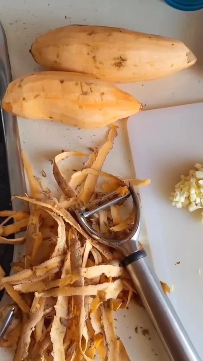 Pelar y cortar las patatas en trozos pequeños.