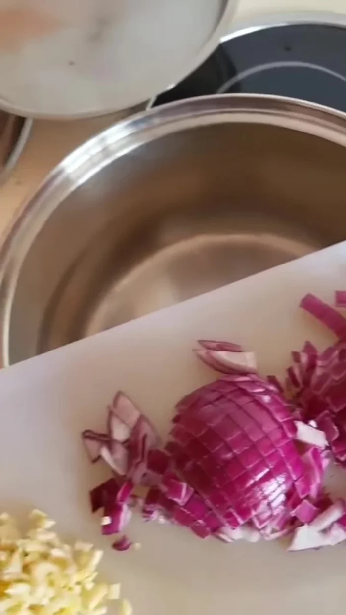 Poner un poco de aceite en la olla y añadir la cebolla. Remover.