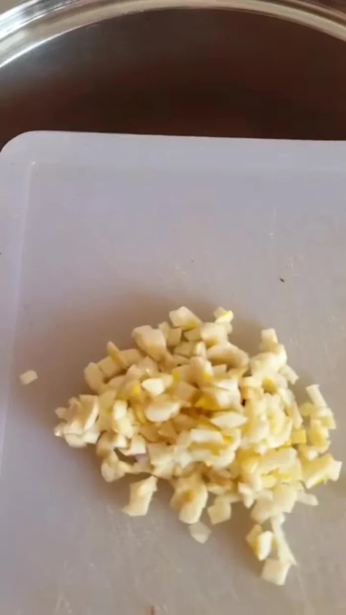 Añadir el ajo y remover.