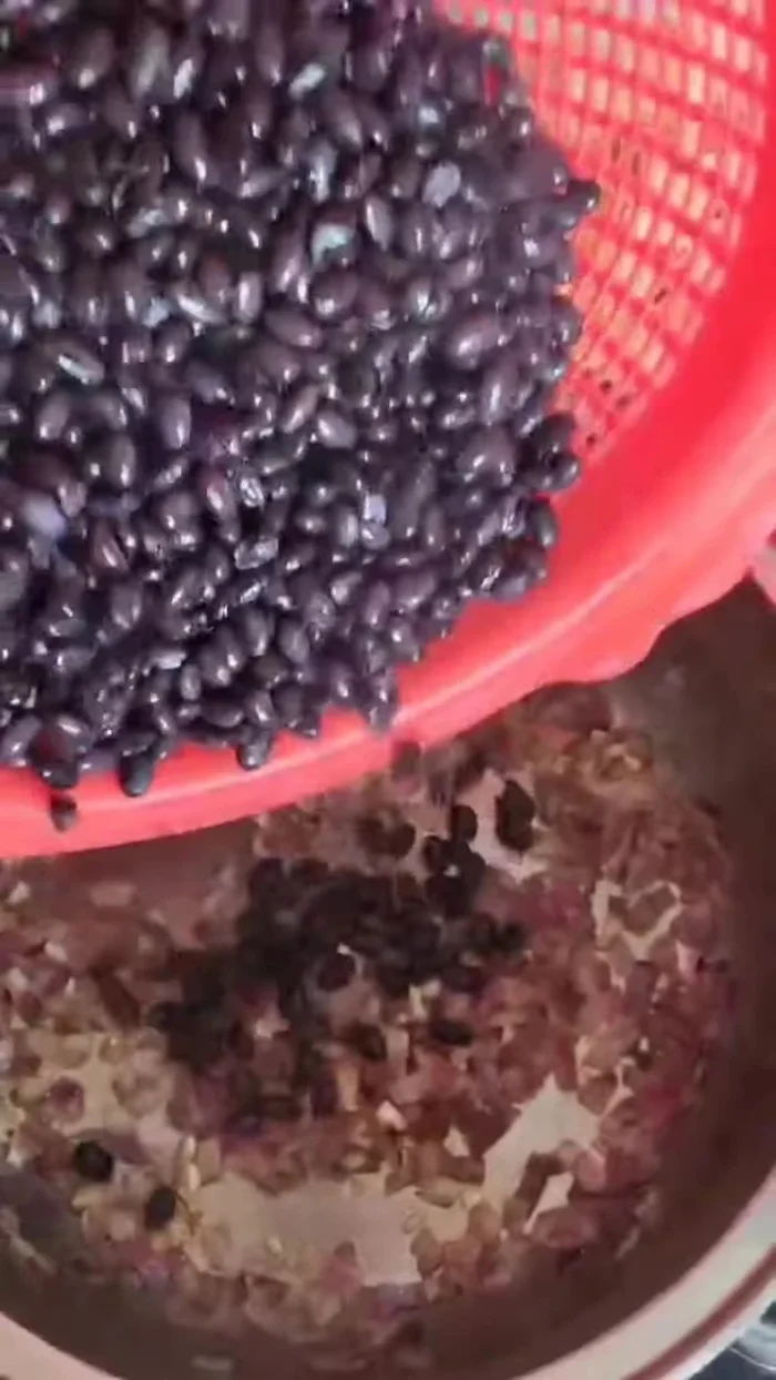 Agregar las judías negras precocinadas.
