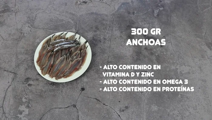 Preparar las anchoas: Abrirlas y quitarles la espina central. Se puede pedir al pescadero que las limpie.