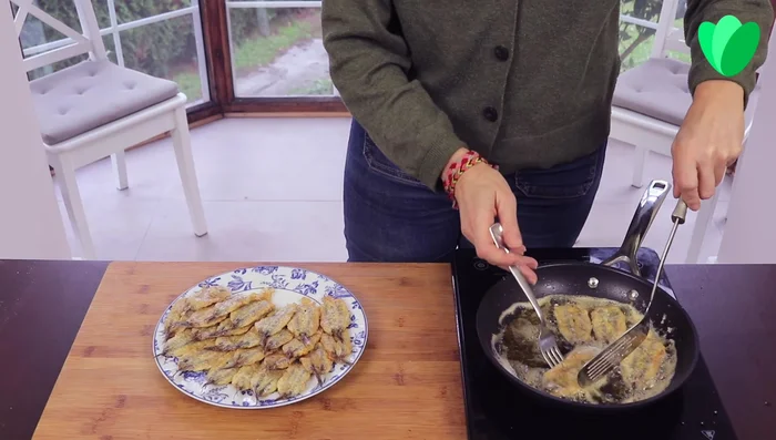 Retirar las anchoas de la sartén y colocarlas sobre papel absorbente para eliminar el exceso de aceite.