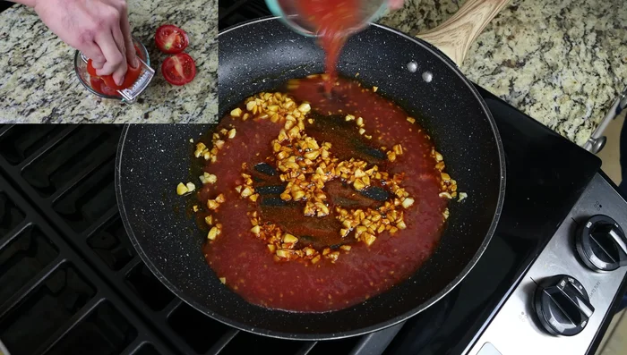 Agregar la salsa de tomate, el perejil, sal y pimienta. Cocer a fuego lento durante 4-5 minutos hasta que la salsa espese ligeramente. (224.519)