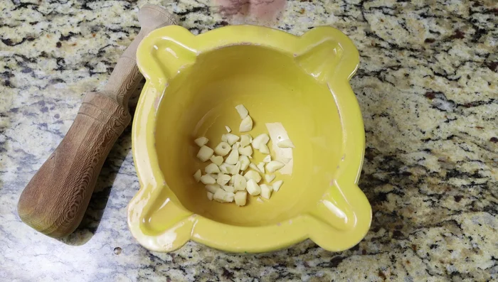 Preparar el alioli: (298.88) Versión casera: Machacar el ajo con sal en un mortero. Agregar la yema de huevo, jugo de limón y aceite de oliva, mezclando continuamente hasta obtener una textura cremosa. (300.4)