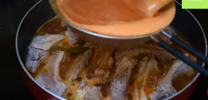 Cuela la salsa y agrégala a las costillas. Cocina a fuego medio-alto durante 30 minutos.