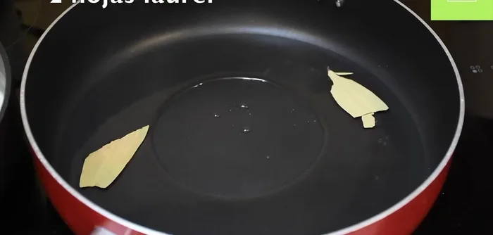 Agrega 4 libras de costillas de cerdo limpias y cortadas. Tapa y cocina a fuego lento durante 20 minutos.