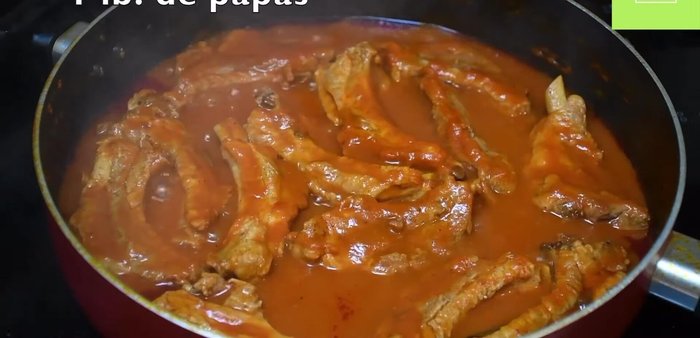 Agrega 1 libra de papas con un poco de agua a las costillas. Cocina hasta que las papas estén suaves (aproximadamente 5-10 minutos a fuego medio-alto).