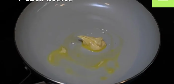 En una sartén pequeña, derrite mantequilla con aceite. Sofríe 2 dientes de ajo hasta que suelte su aroma.
