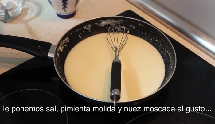 Sazonar la bechamel con sal, pimienta y nuez moscada al gusto. Cocer hasta que espese.