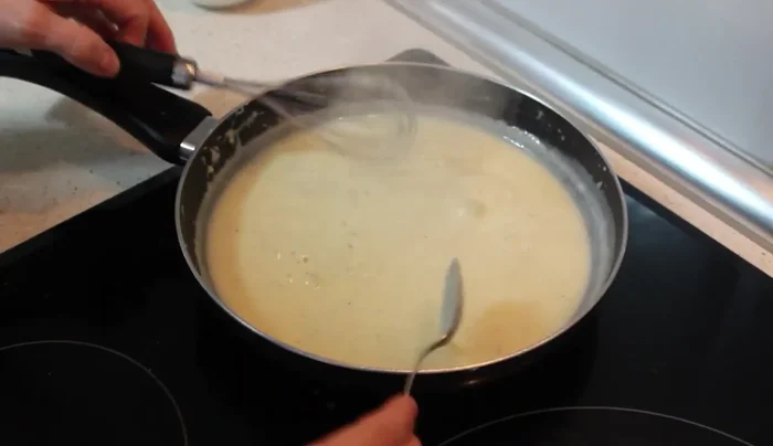 Cubrir los canelones con la bechamel, un poco de salsa de tomate frito y abundante queso rallado.