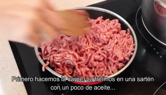 Preparar la carne: En una sartén con aceite caliente, sofreír la carne picada con sal y pimienta al gusto hasta que esté casi hecha.