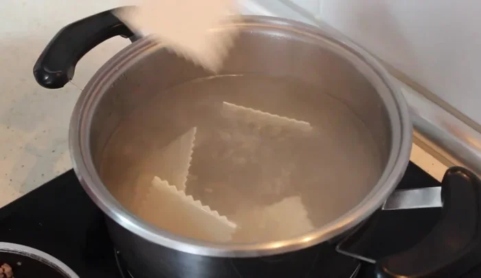 Cocer los canelones según las instrucciones del fabricante. Escurrirlos sobre un paño limpio.