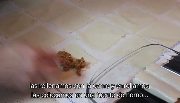 Rellenar cada canelón con una o dos cucharadas de la carne picada y enrollarlos.