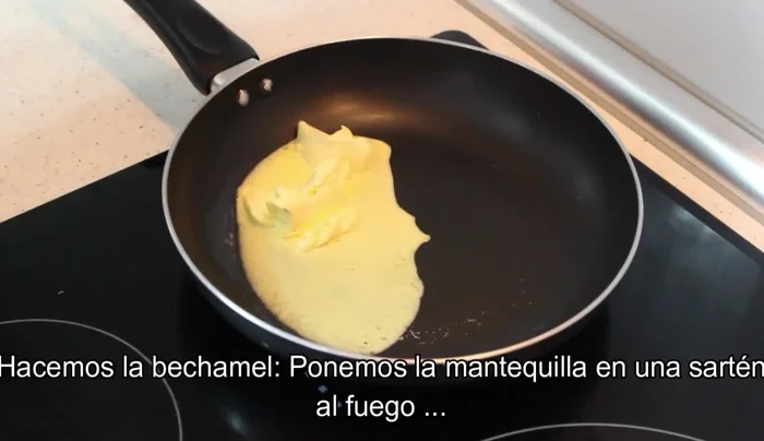 Colocar los canelones rellenos en una bandeja para horno.