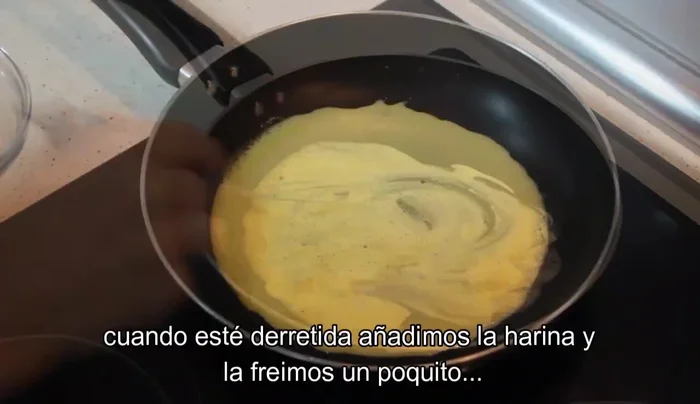 Preparar la bechamel: Derretir la mantequilla en un cazo o sartén, añadir la harina y sofreír ligeramente.