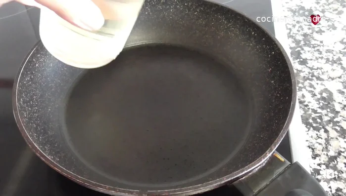 En una cazuela, poner medio vaso de vino blanco, tapar y dejar al fuego hasta que haga vapor.