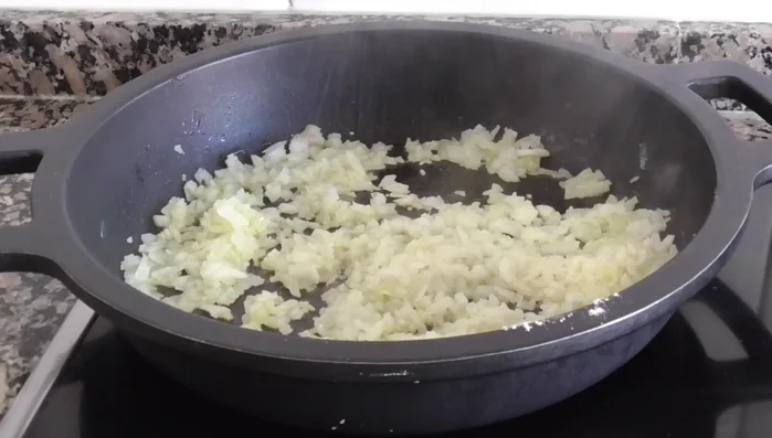 Añadir el ajo y la cebolla picados a la cazuela, con un chorrito de aceite. Sofreír hasta que la cebolla esté transparente.