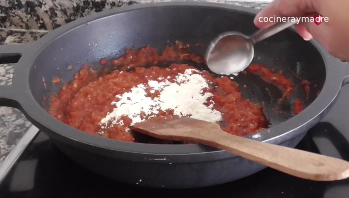 (Opcional) Agregar una cucharadita de harina a la salsa de tomate para espesar.