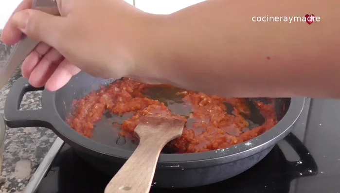 Agregar también la mitad del caldo de los mejillones colado. Cocinar a fuego medio-bajo durante 10 minutos.