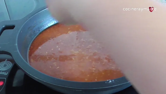 Colocar la merluza dorada en la salsa, con la piel hacia abajo, y cocinar durante 2 minutos. Añadir los langostinos limpios y cocinar 2 minutos más.