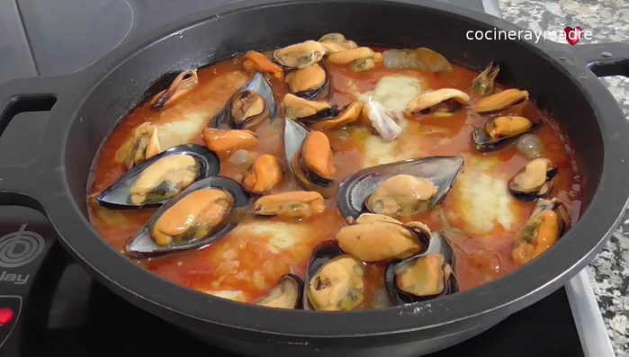 Añadir los mejillones, tapar y cocinar 2-3 minutos más.