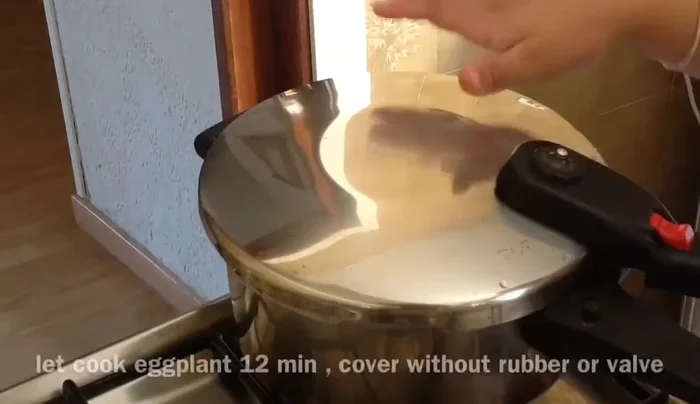 Mezclar bien, sazonar con sal al gusto y dejar cocinar durante 12 minutos más a fuego lento.