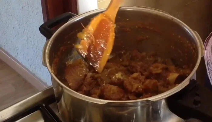 Una vez cocida la berenjena (al gusto, se puede dejar hasta que se deshaga o dejarla en trozos), agregar cilantro fresco picado.