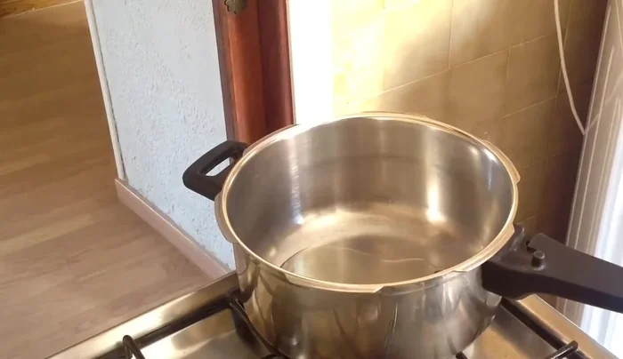 Agregar un poco de aceite a la sartén. Añadir la cebolla y sofreír.