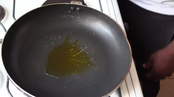 Calentar aceite en una sartén. Agregar ajo y sofreír ligeramente.