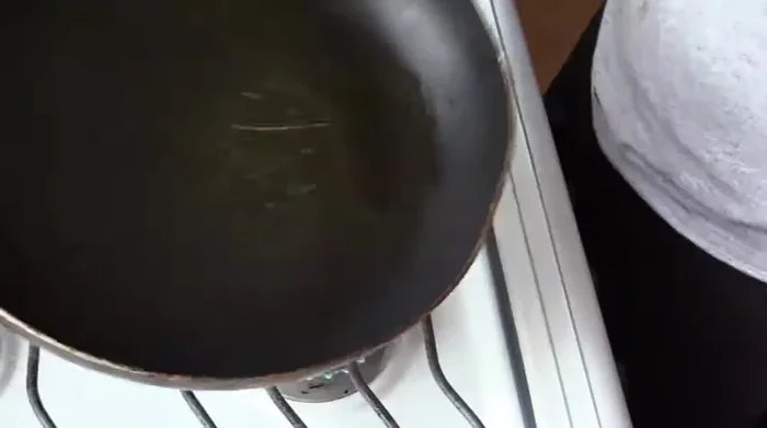 Añadir la cebolla y cocinar hasta que esté transparente.