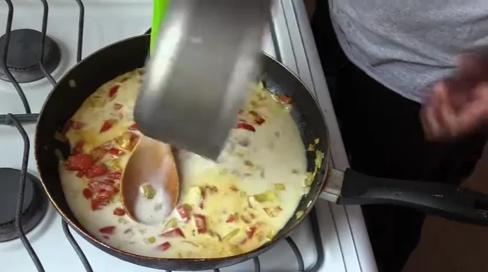 Verter la leche de coco y dejar que hierva a fuego lento. Si lo deseas, puedes licuar la mezcla para una textura más fina.