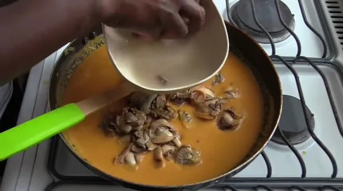 Añadir las almejas (enlatadas, sin concha) y cocinar hasta que estén listas. Si usas almejas frescas con concha, lavarlas muy bien antes de añadirlas al guiso.